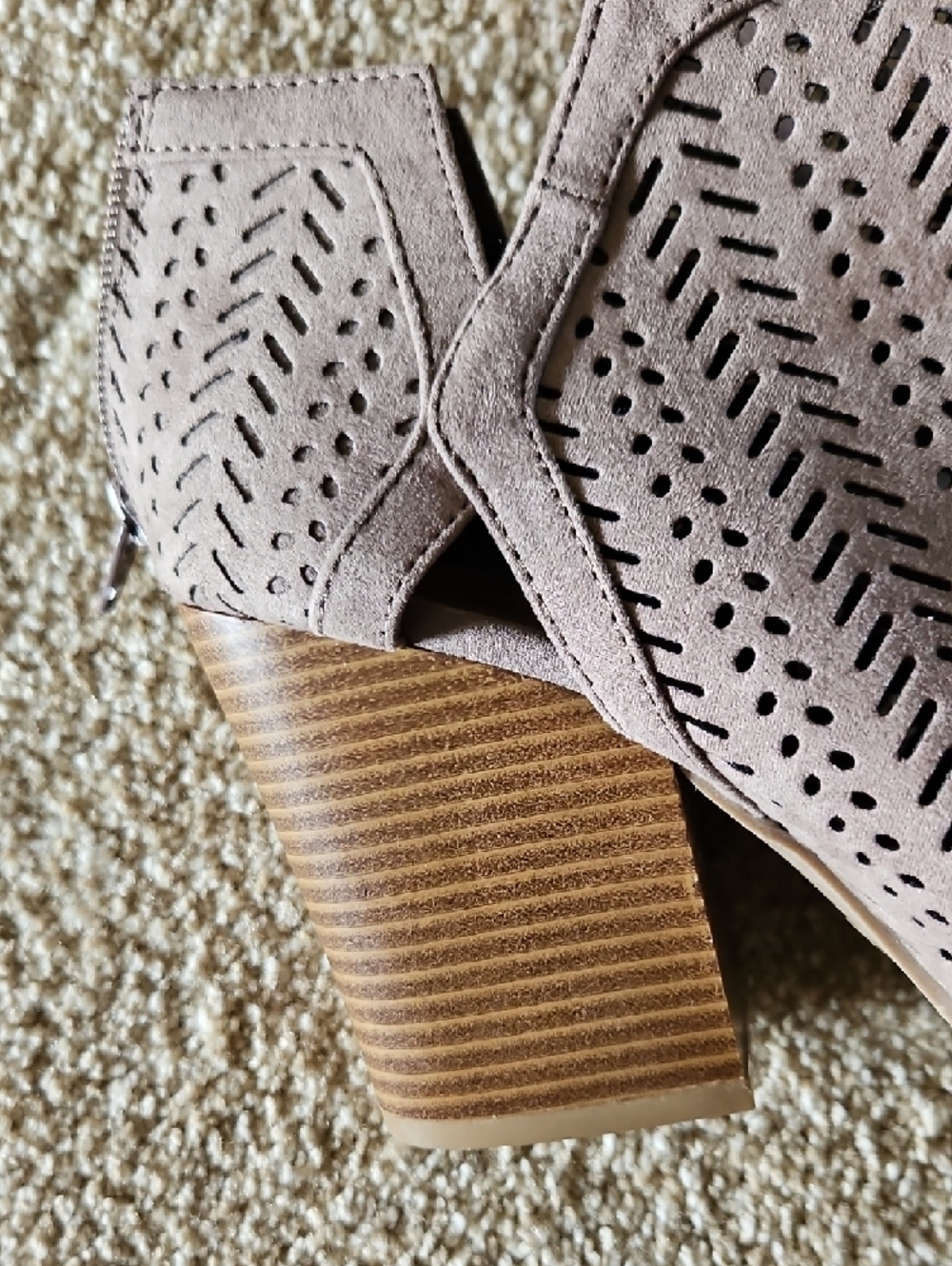 Cupid Size 8.5 Taupe Perforated Peep-Toe Block Heel Sandals - Picture 8 of 12